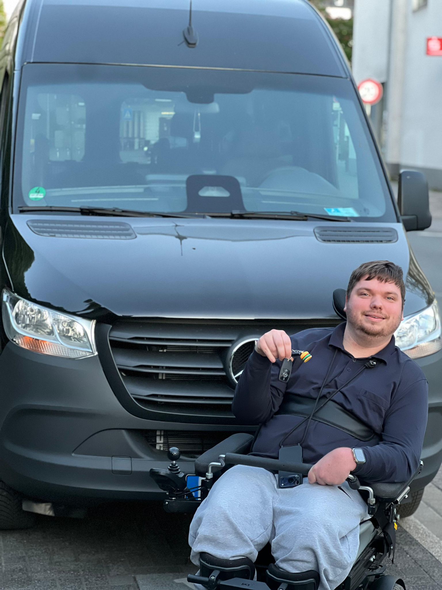 Dylan Böse hält stolz die Schlüssel seines neuen Mercedes Sprinters