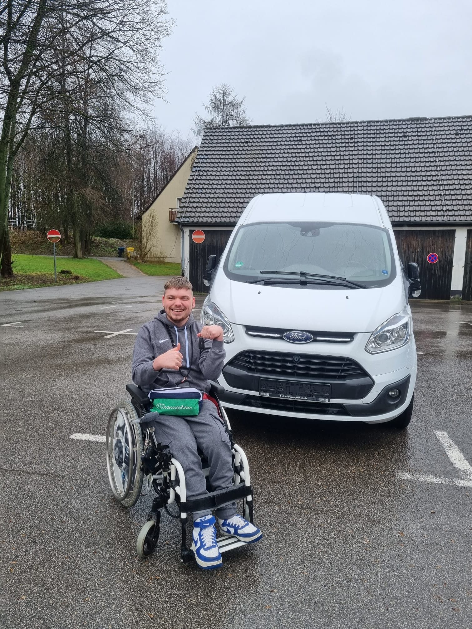 Porträt von Dylan  mit breitem Lächeln